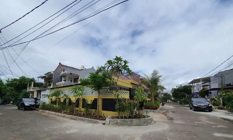 Rumah Hoek di Villa Bintaro Indah, Jombang