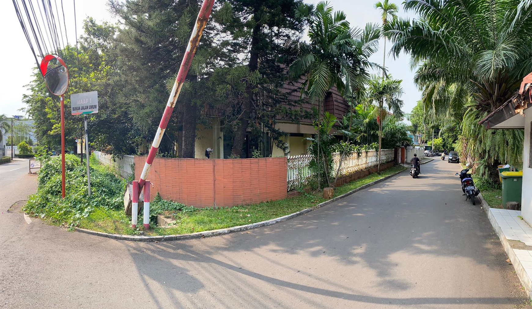 Rumah dengan Halaman Luas & Bangunan Kokoh @Jaya Mandala, Menteng.
