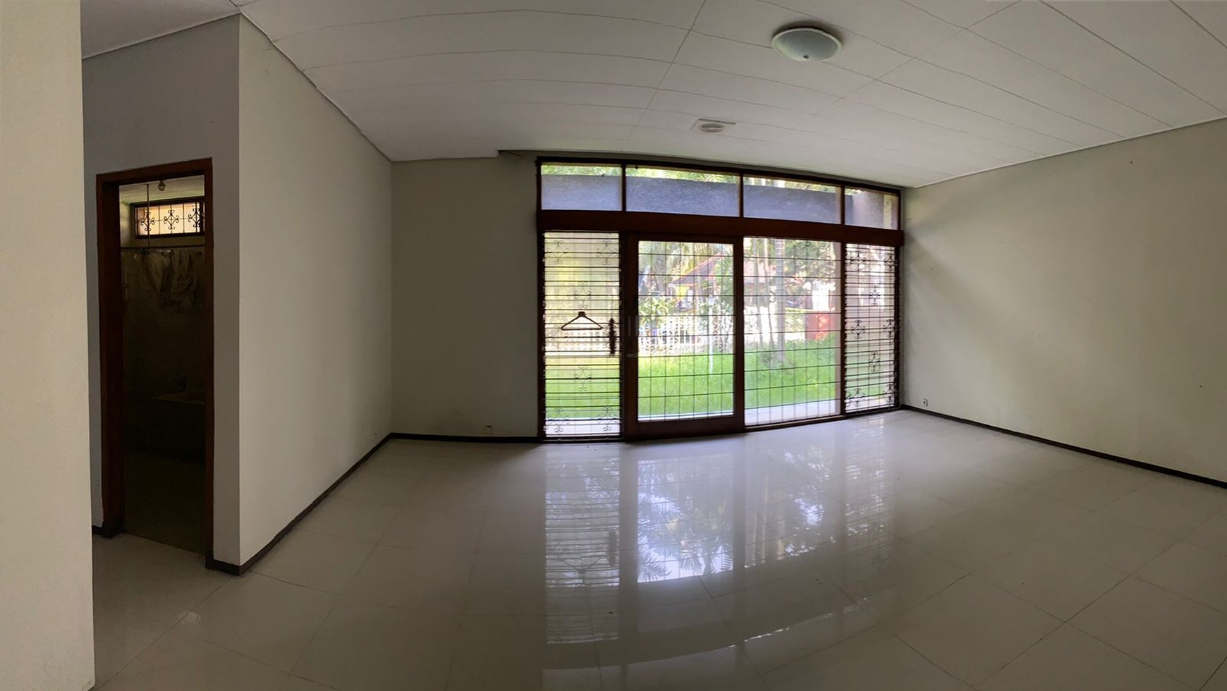 Rumah dengan Halaman Luas & Bangunan Kokoh @Jaya Mandala, Menteng.
