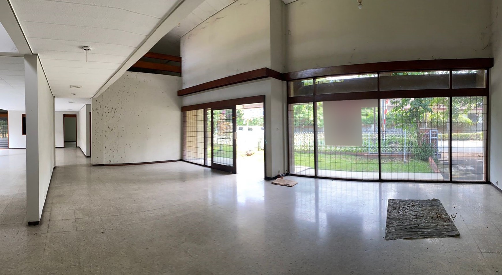 Rumah dengan Halaman Luas & Bangunan Kokoh @Jaya Mandala, Menteng.