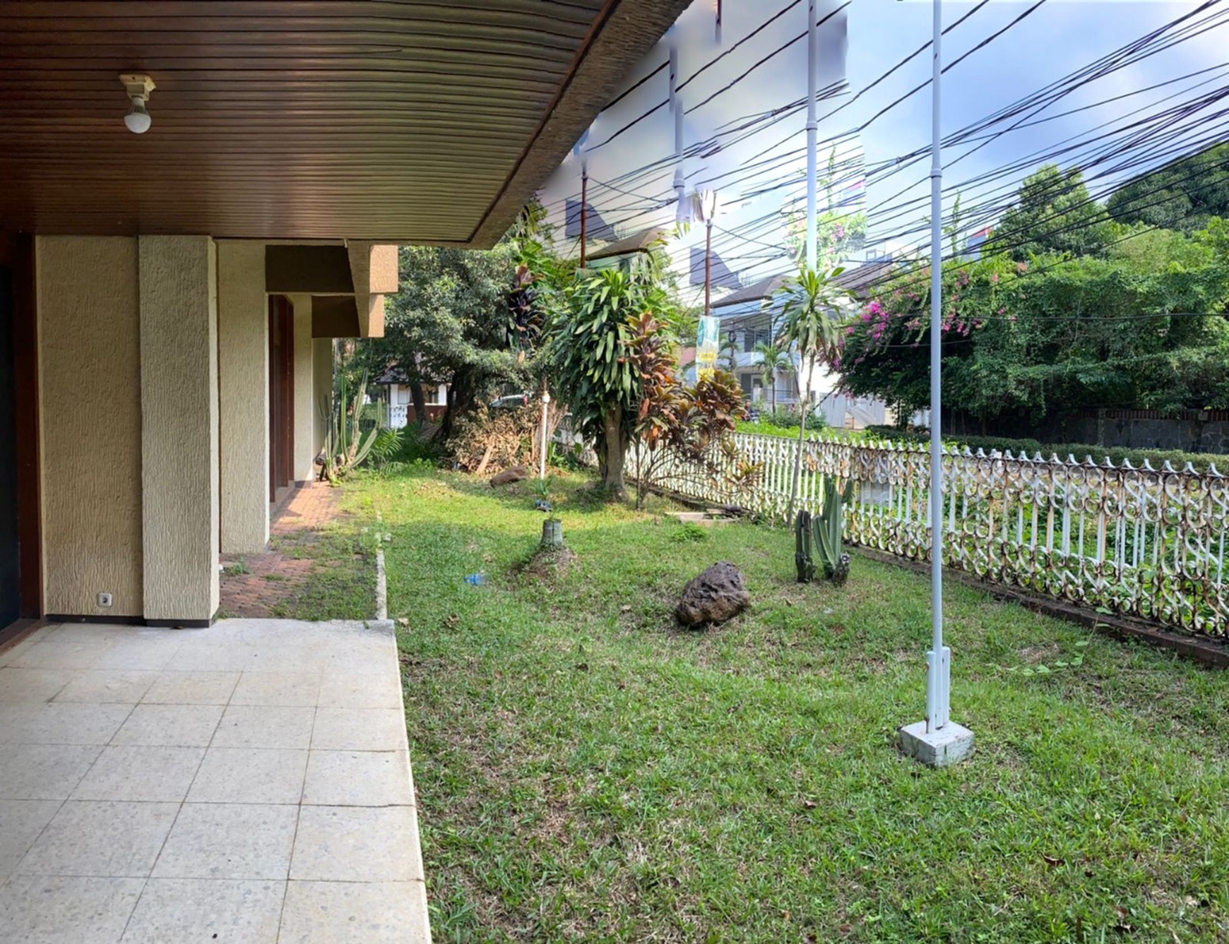 Rumah dengan Halaman Luas & Bangunan Kokoh @Jaya Mandala, Menteng.