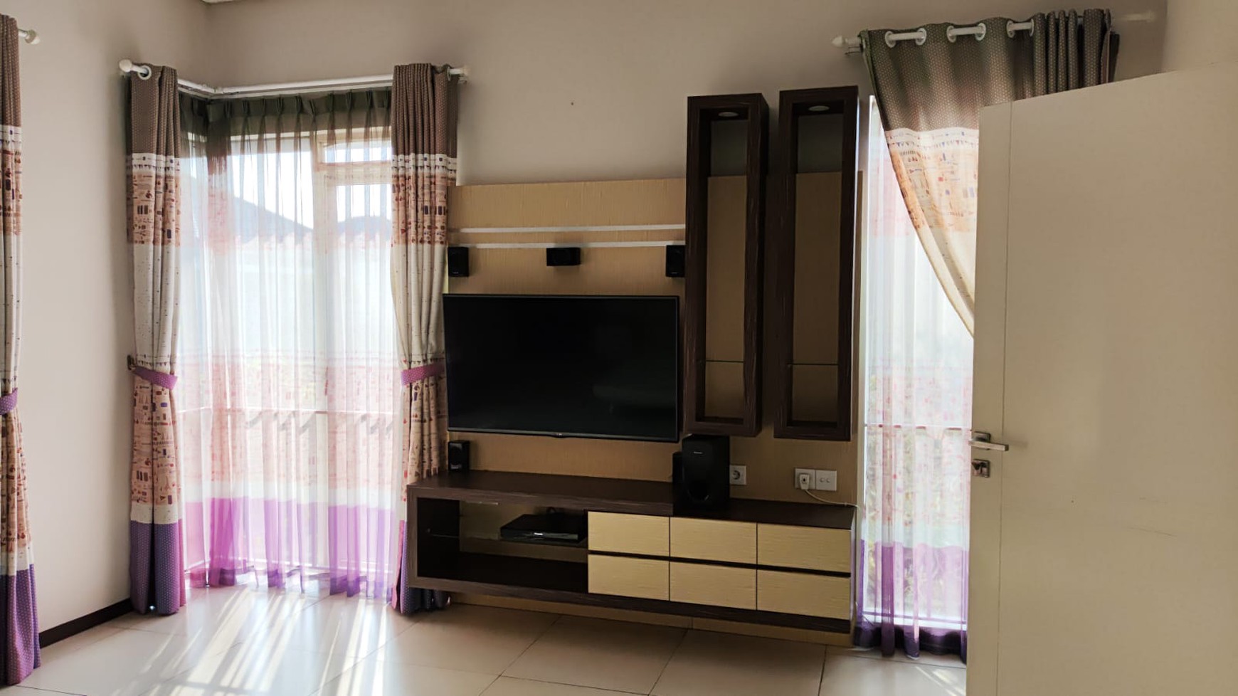 Rumah Bagus di Kota baru Parahyangan DiSewakan full furnished, Hook