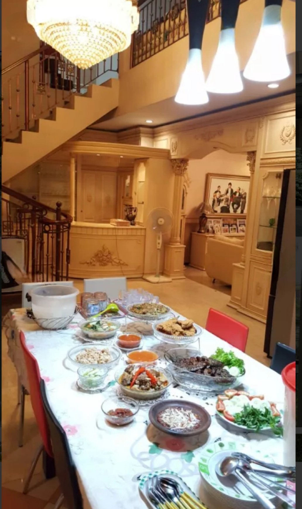 Dijual Rumah Raya Taman Indah - Dukuh Menanggal - Gayungan - Full Furnished - Luas 441 m2 -dekat Masjid Agung Al Akhbar, Cito, Trans Mart, A Yani, Polda Jatim