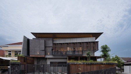 Dijual Rumah BARU Gress  TROPICAL HOUSE with WATERFALL and Pool di Manyar Kertoadi Surabaya Timur dekat Galaxy Mall