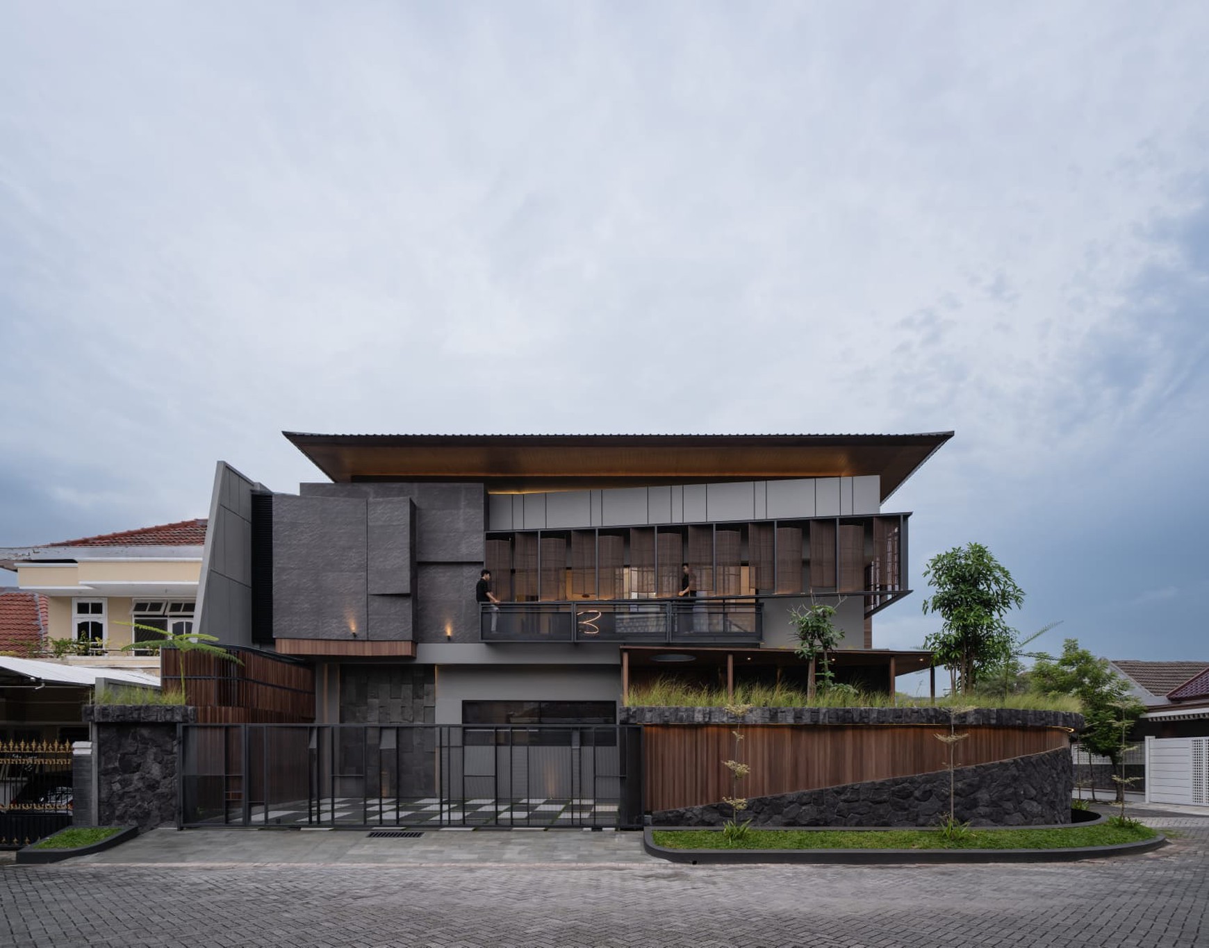 Dijual Rumah BARU Gress  TROPICAL HOUSE with WATERFALL and Pool di Manyar Kertoadi Surabaya Timur dekat Galaxy Mall