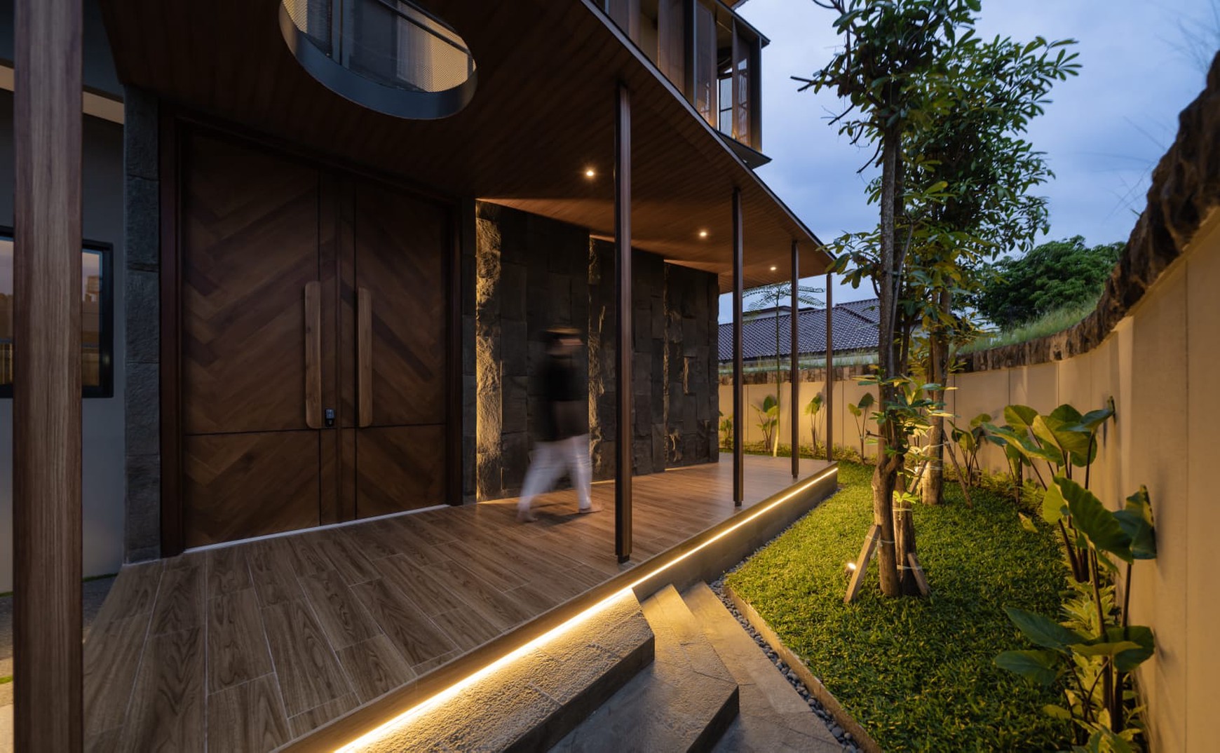 Dijual Rumah BARU Gress  TROPICAL HOUSE with WATERFALL and Pool di Manyar Kertoadi Surabaya Timur dekat Galaxy Mall