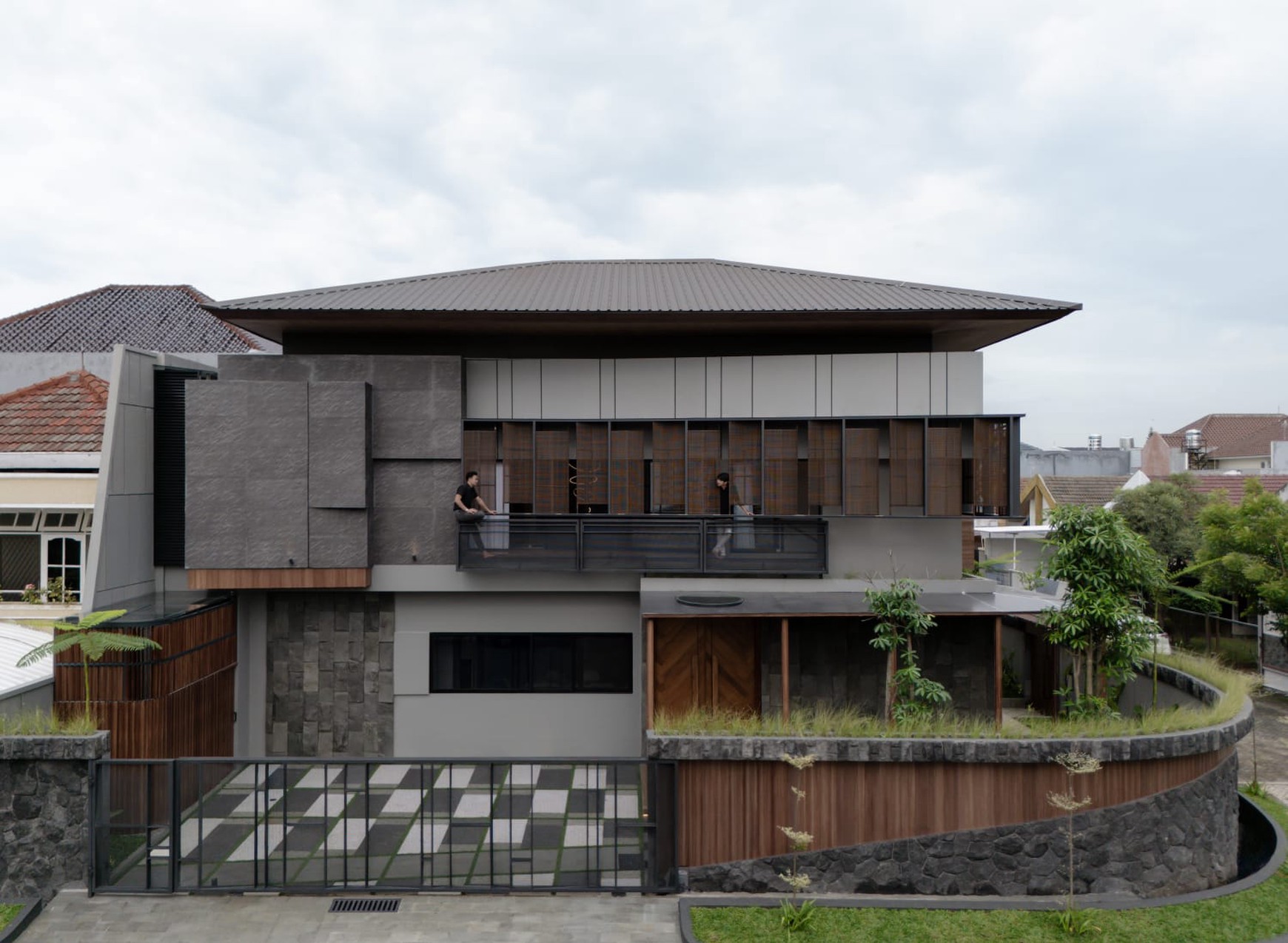 Dijual Rumah BARU Gress TROPICAL HOUSE with WATERFALL and Pool di Manyar Kertoadi Surabaya Timur dekat Galaxy Mall
