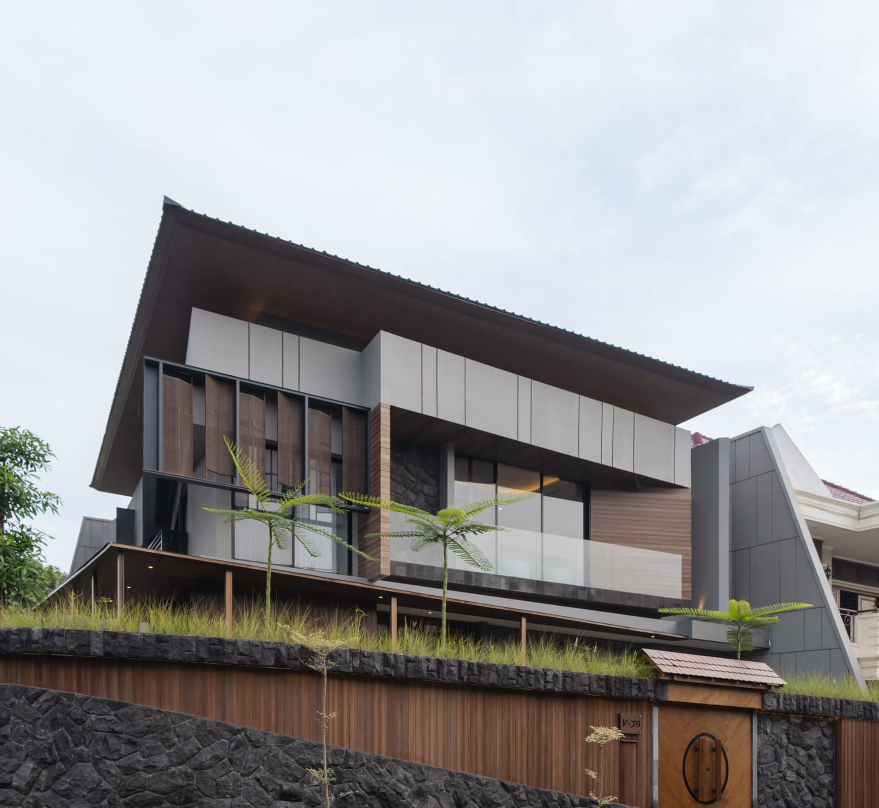 Dijual Rumah BARU Gress  TROPICAL HOUSE with WATERFALL and Pool di Manyar Kertoadi Surabaya Timur dekat Galaxy Mall