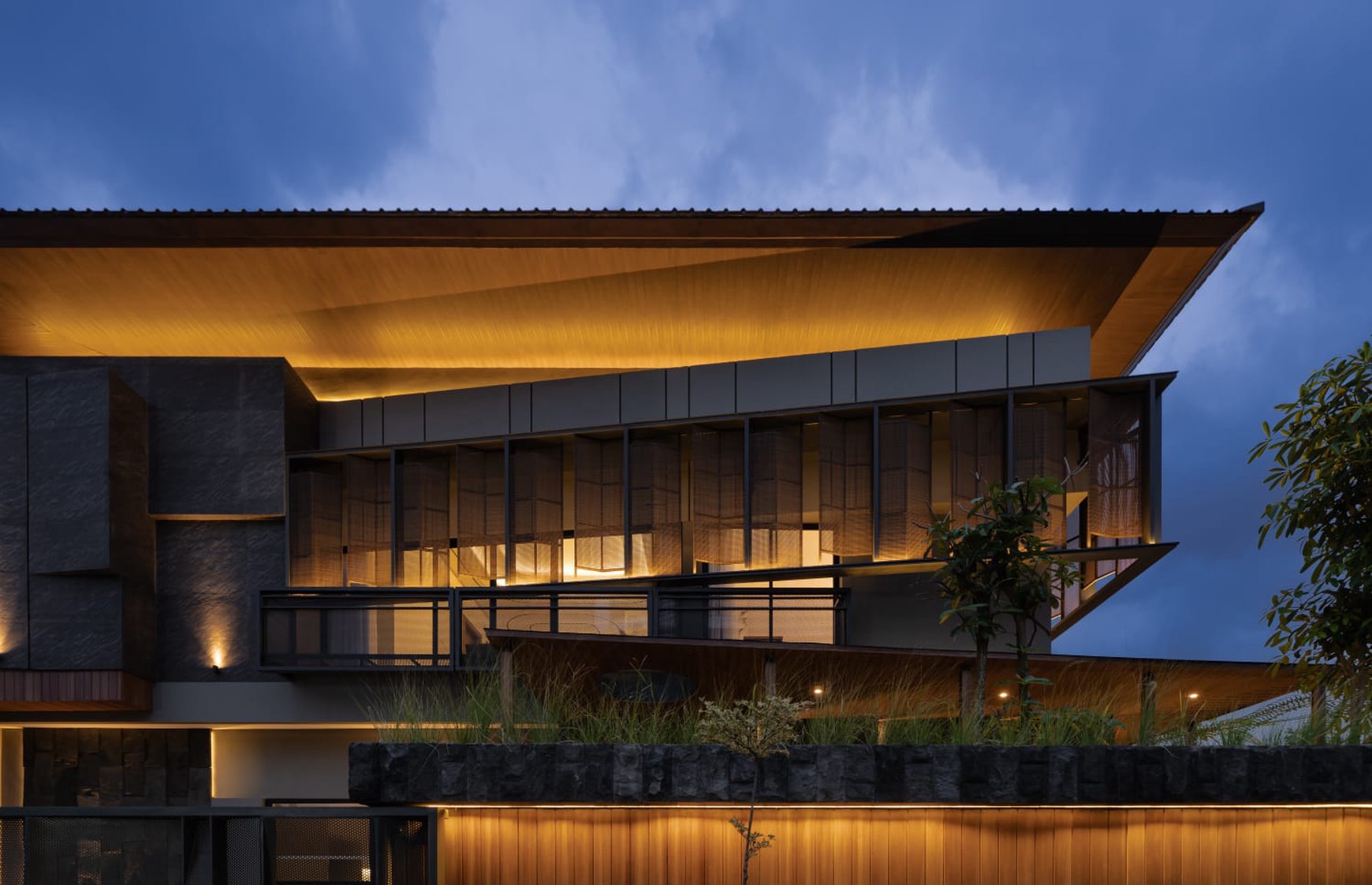 Dijual Rumah BARU Gress  TROPICAL HOUSE with WATERFALL and Pool di Manyar Kertoadi Surabaya Timur dekat Galaxy Mall