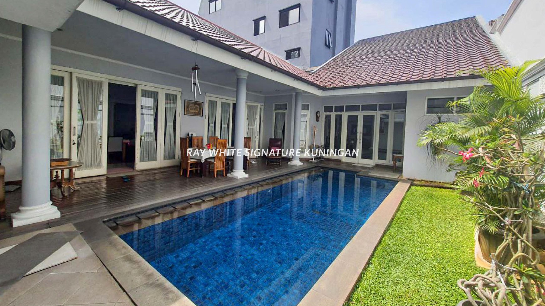 Disewakan Rumah dengan Swimming Pool di Cipete Jakarta Selatan