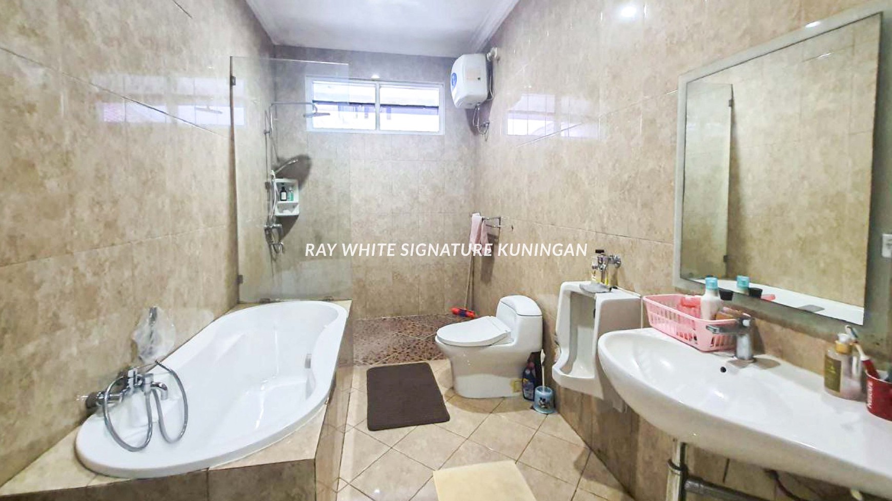 Disewakan Rumah dengan Swimming Pool di Cipete Jakarta Selatan
