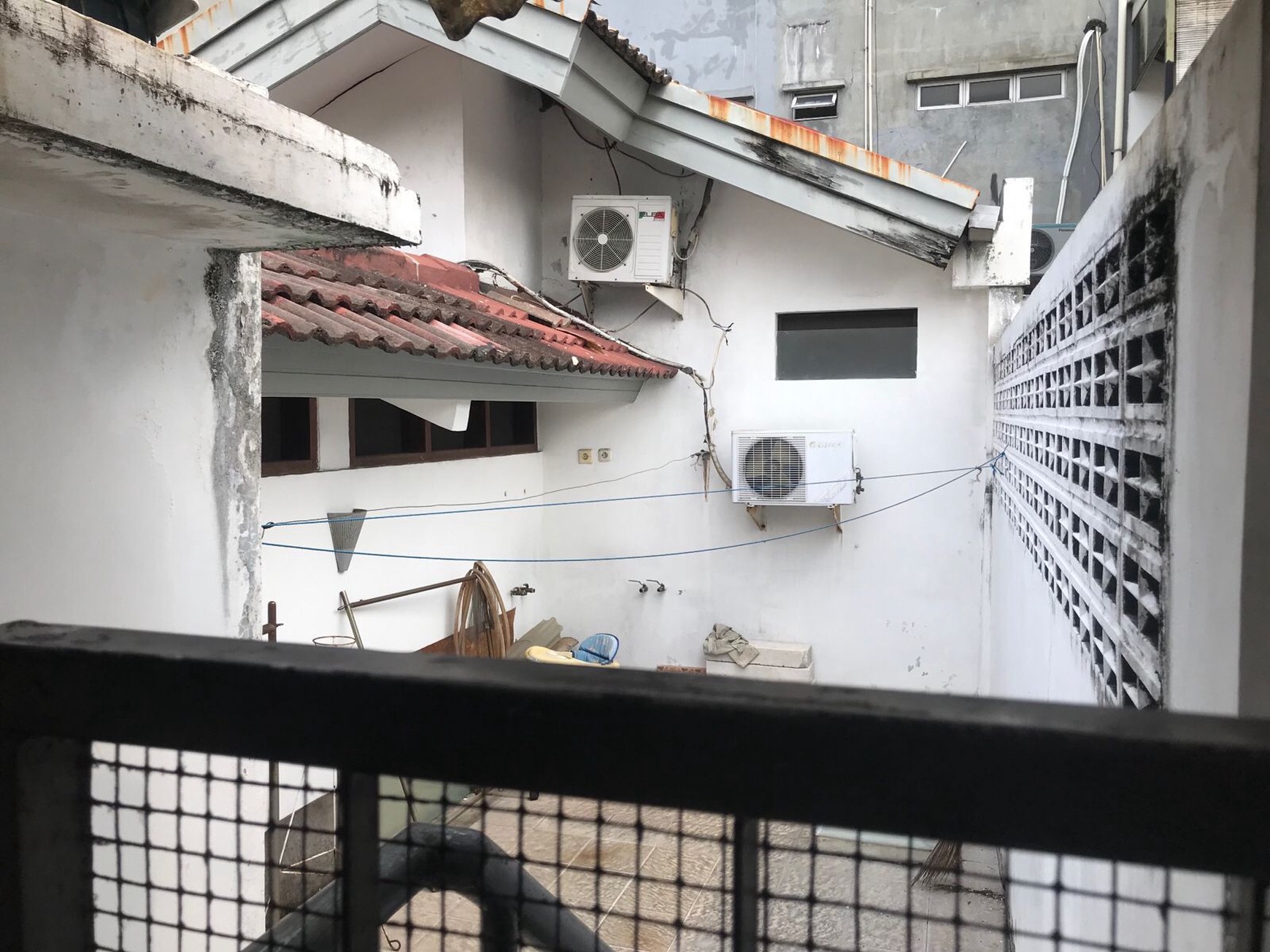 Rumah di Taman Bona Indah Jakarta Selatan. Lokasi Strategis ke area public