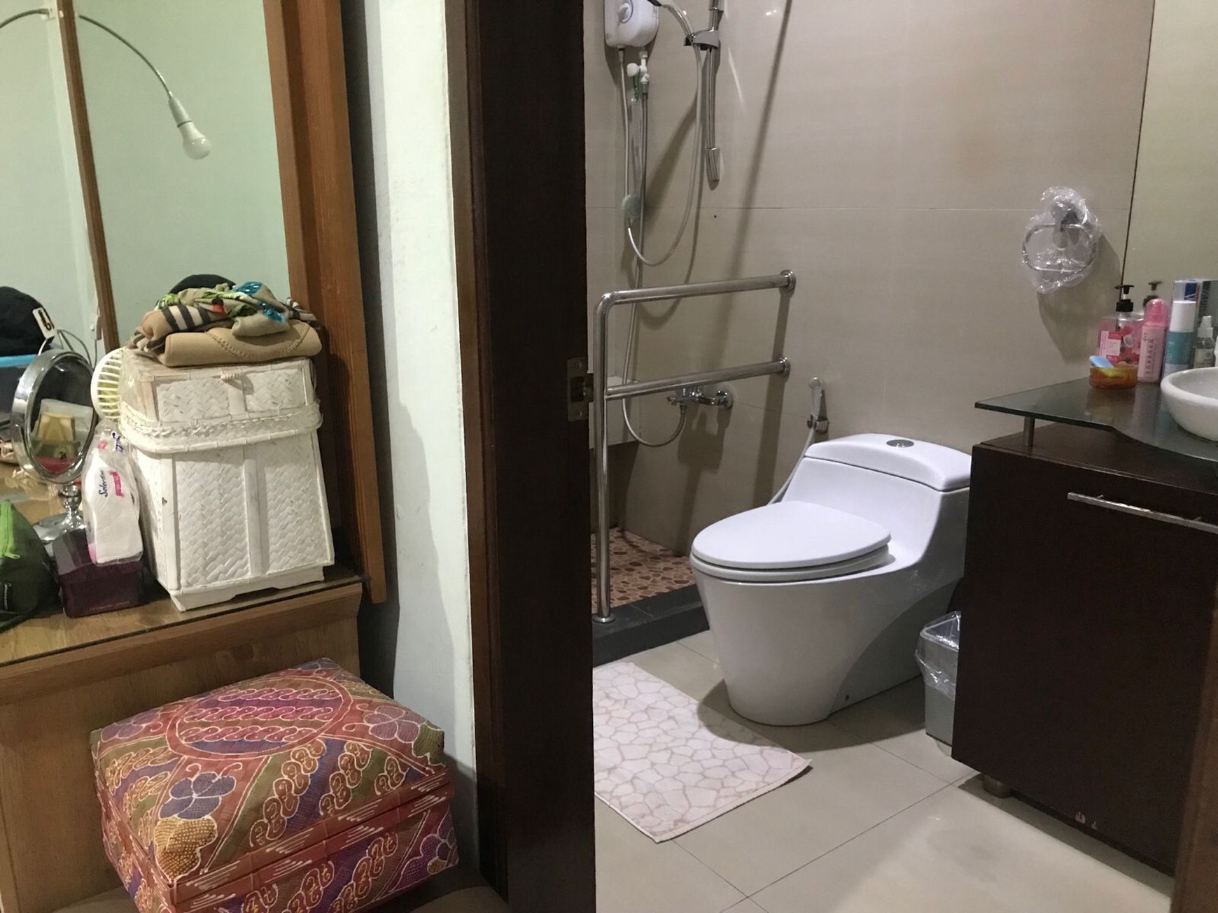 Rumah di Taman Bona Indah Jakarta Selatan. Lokasi Strategis ke area public