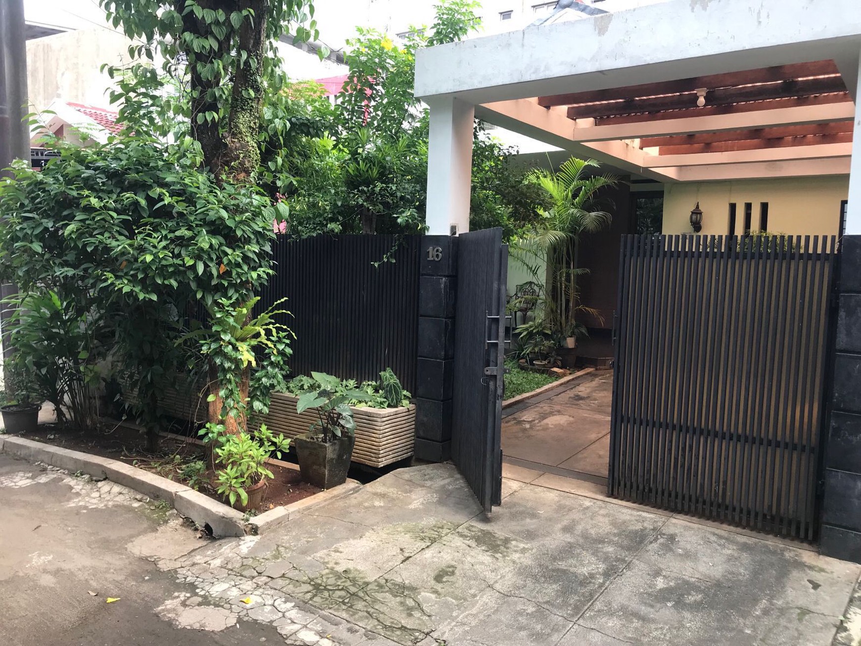 Rumah di Taman Bona Indah Jakarta Selatan. Lokasi Strategis ke area public