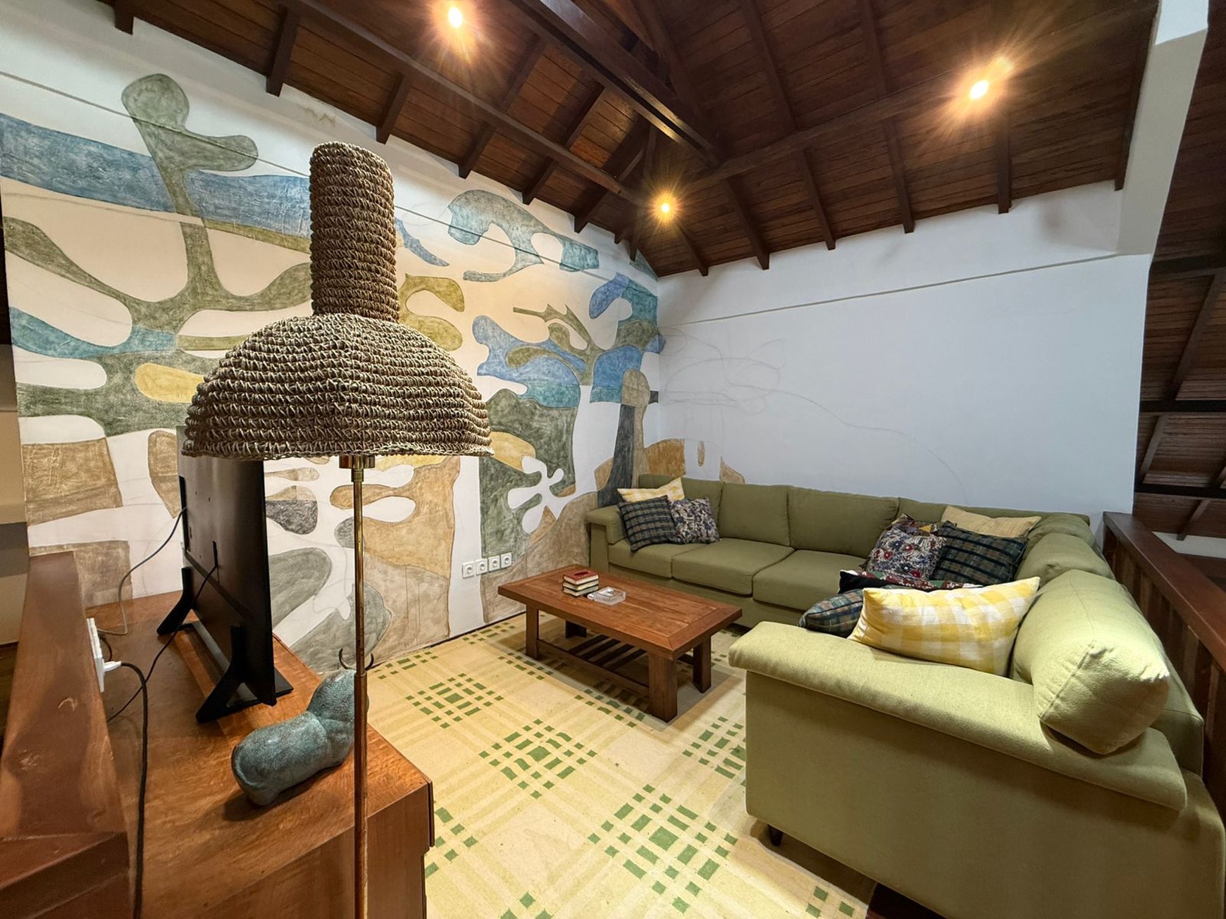 Prime Location Villa For Rent in Kerobokan Semer