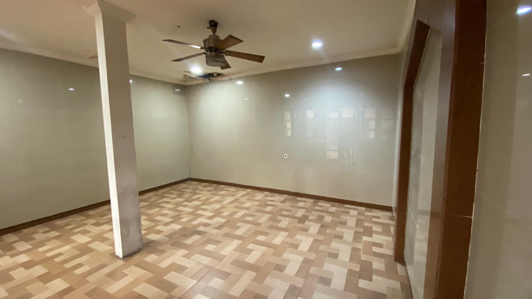 Rumah Lama Sangat Cocok Untuk Tempat Usaha di Depan Ecopark Tebet