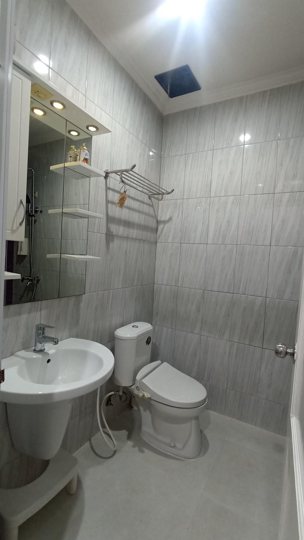 Rumah Kokoh 2 Lantai, Rapi Siap Huni Full Renovasi di Kota Wisata Cibubur 