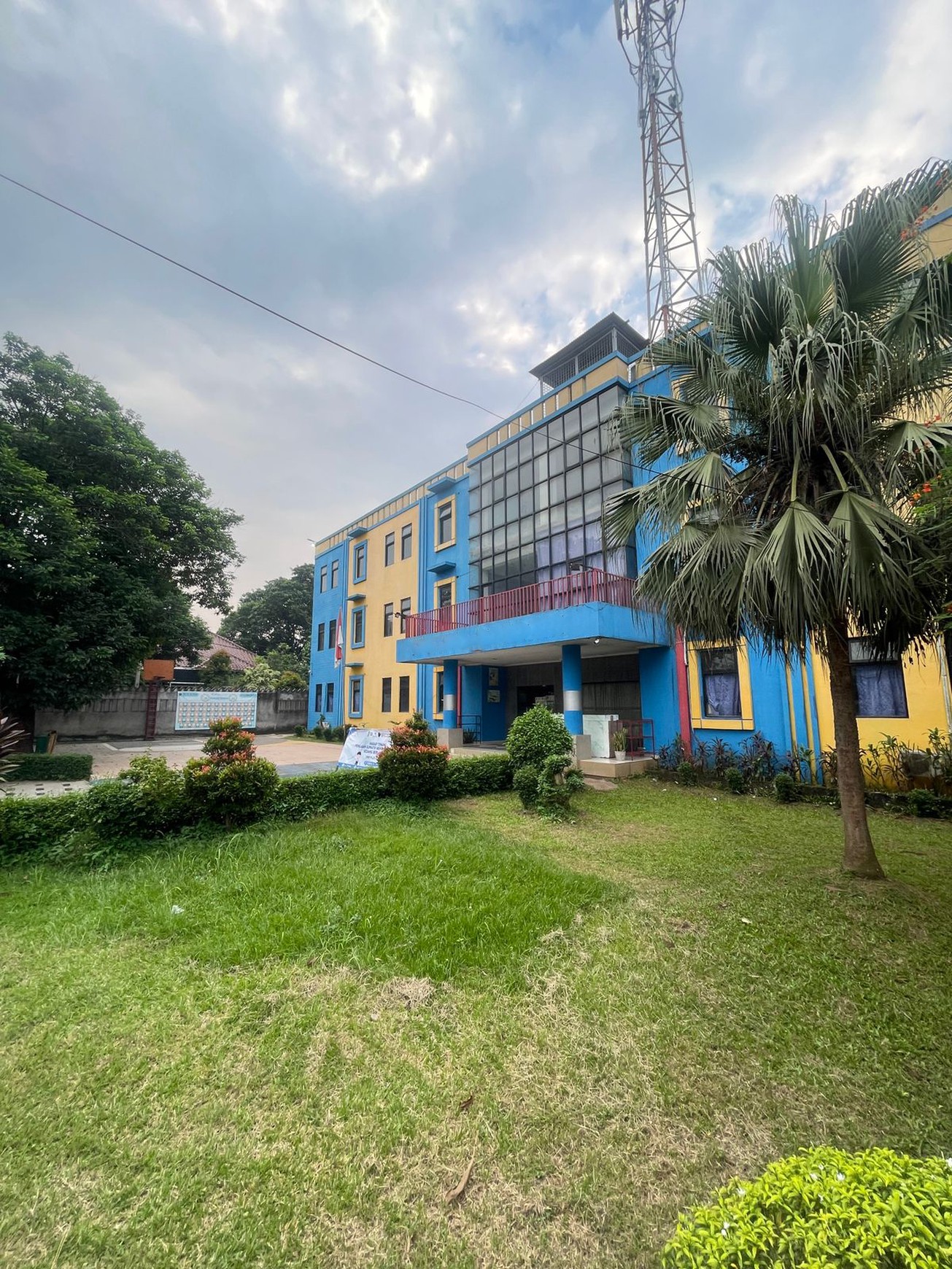 Gedung 3 Lantai di Sumur Batu, Bantar Gebang Kota Bekasi