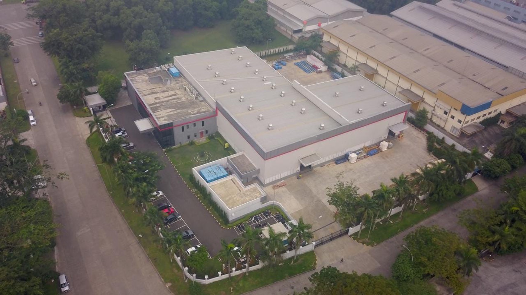 Gedung kantor + Warehouse Ready to use luas 9614 m2 di Taman Tekno BSD