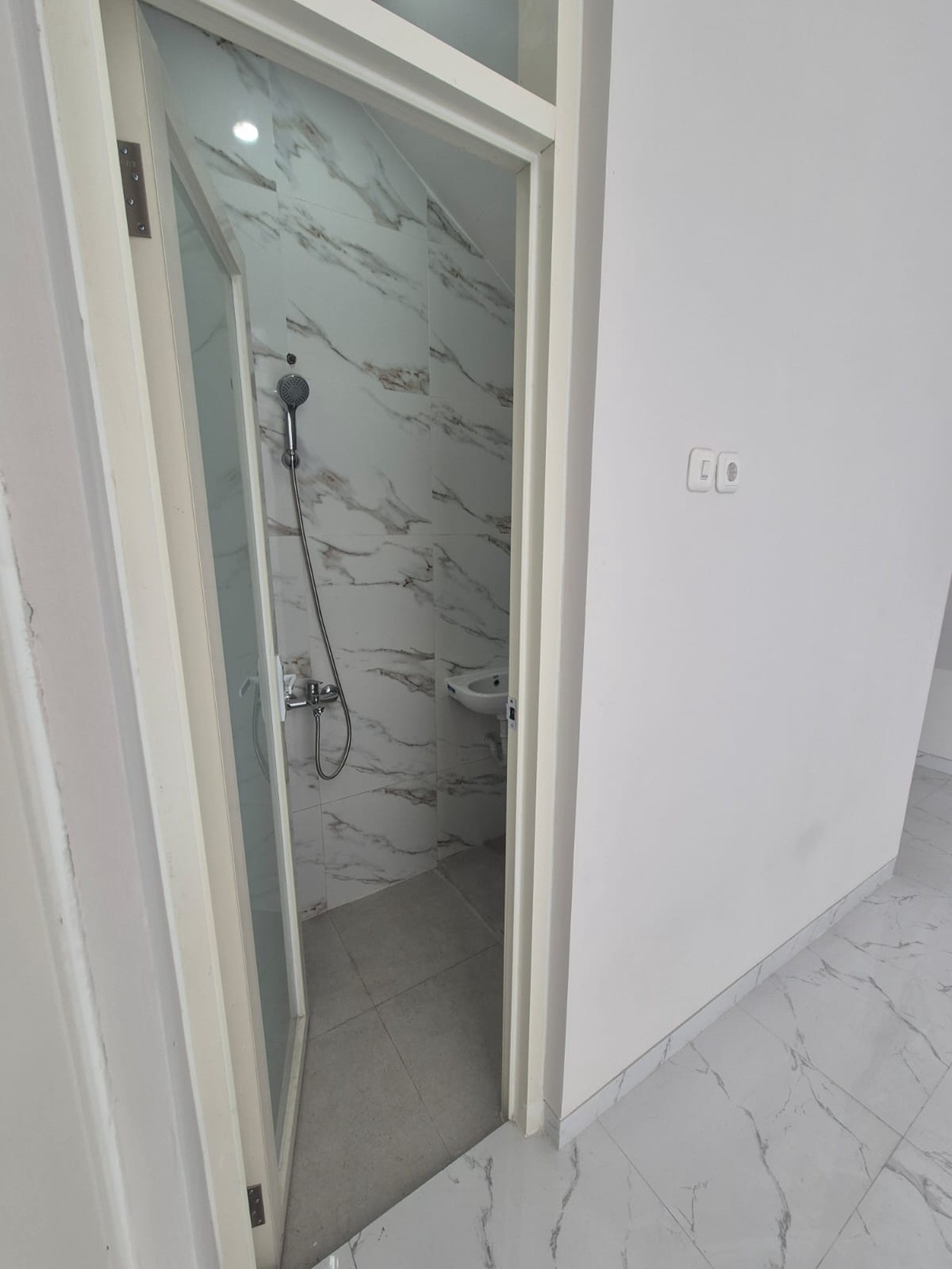 Dijual 1 unit Rumah HOOK BARU FRESH SUTOREJO UTARA ( MAIN ROAD ), Surabaya Timur