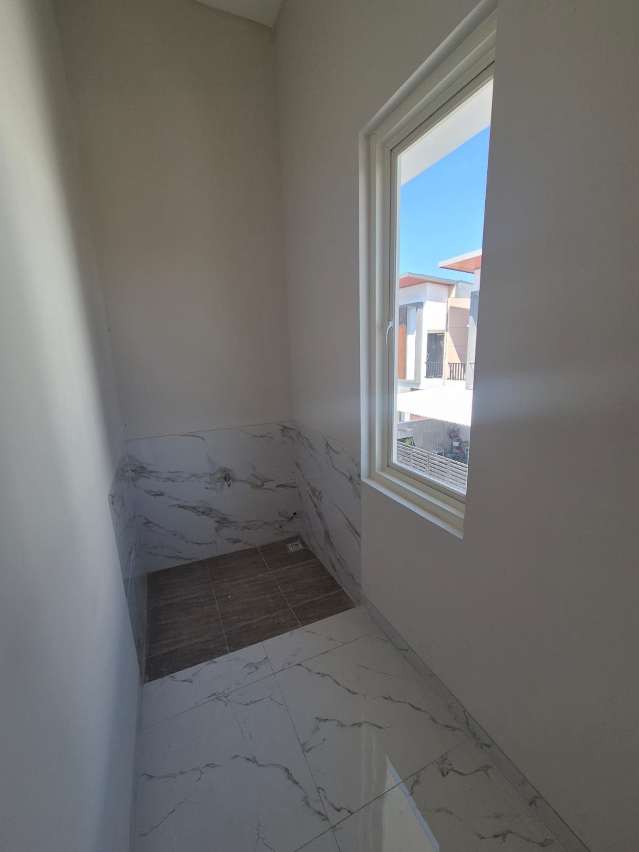 Dijual 1 unit Rumah HOOK BARU FRESH SUTOREJO UTARA ( MAIN ROAD ), Surabaya Timur