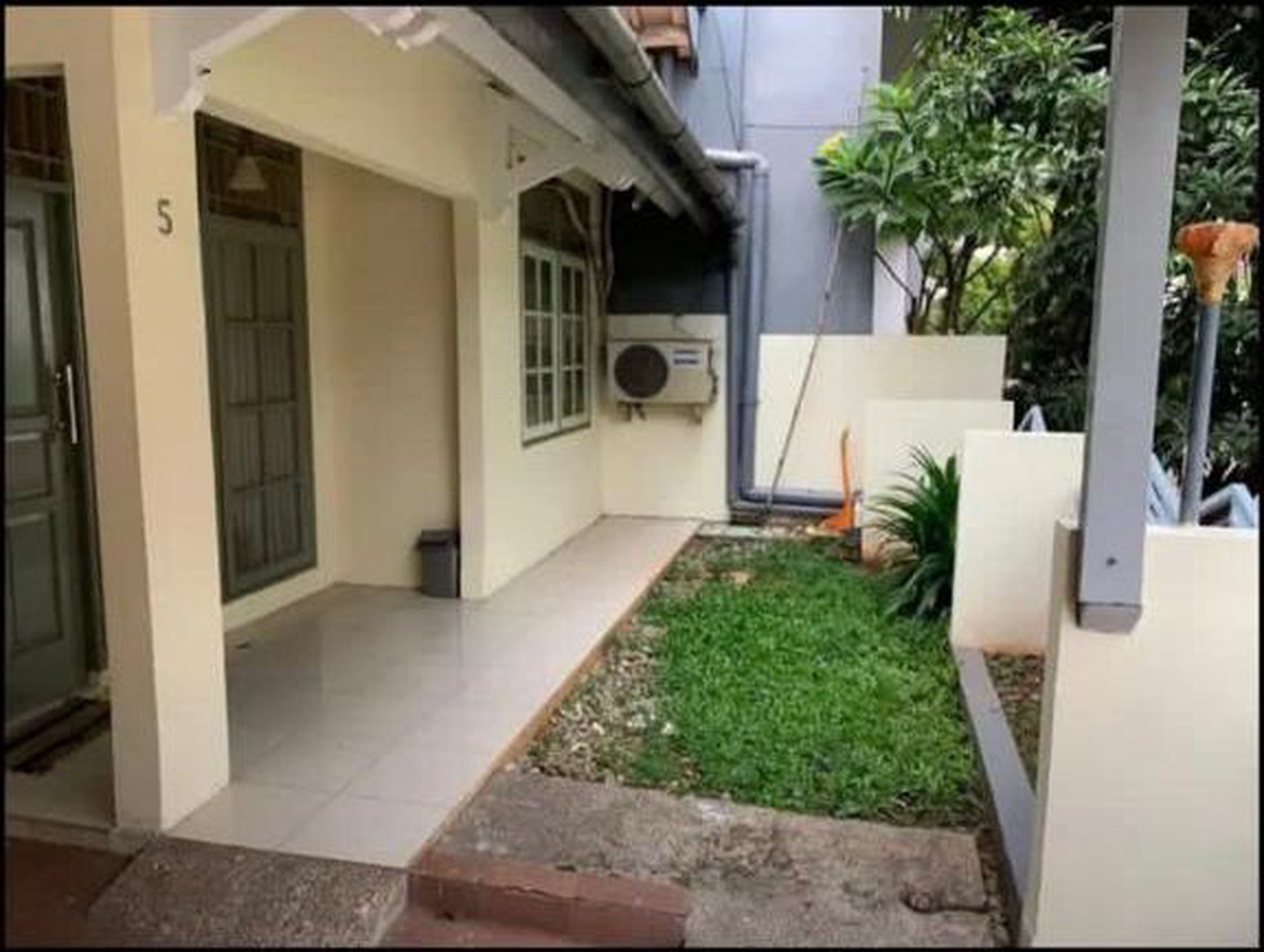 Rumah Bagus,dipinggir jalan ada jajan,dekat kampus stan di Bintaro Jaya 5