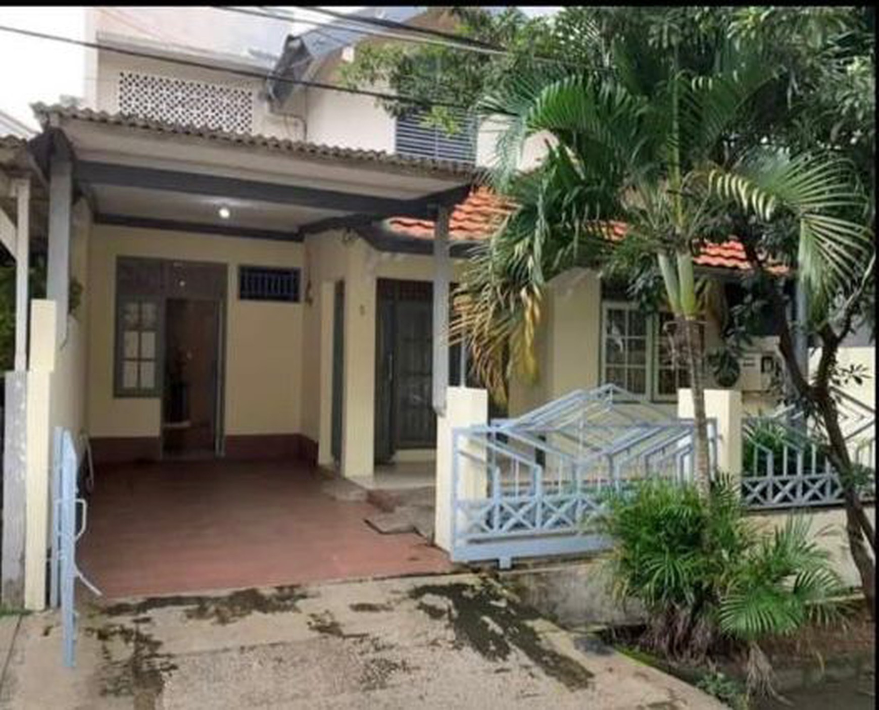 Rumah Bagus,dipinggir jalan ada jajan,dekat kampus stan di Bintaro Jaya 5