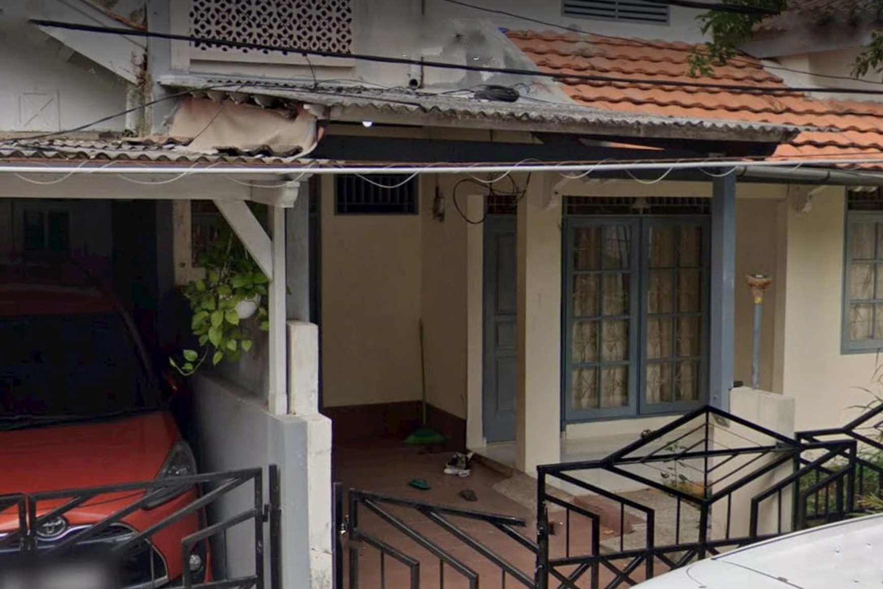 Rumah Bagus,dipinggir jalan ada jajan,dekat kampus stan di Bintaro Jaya 5