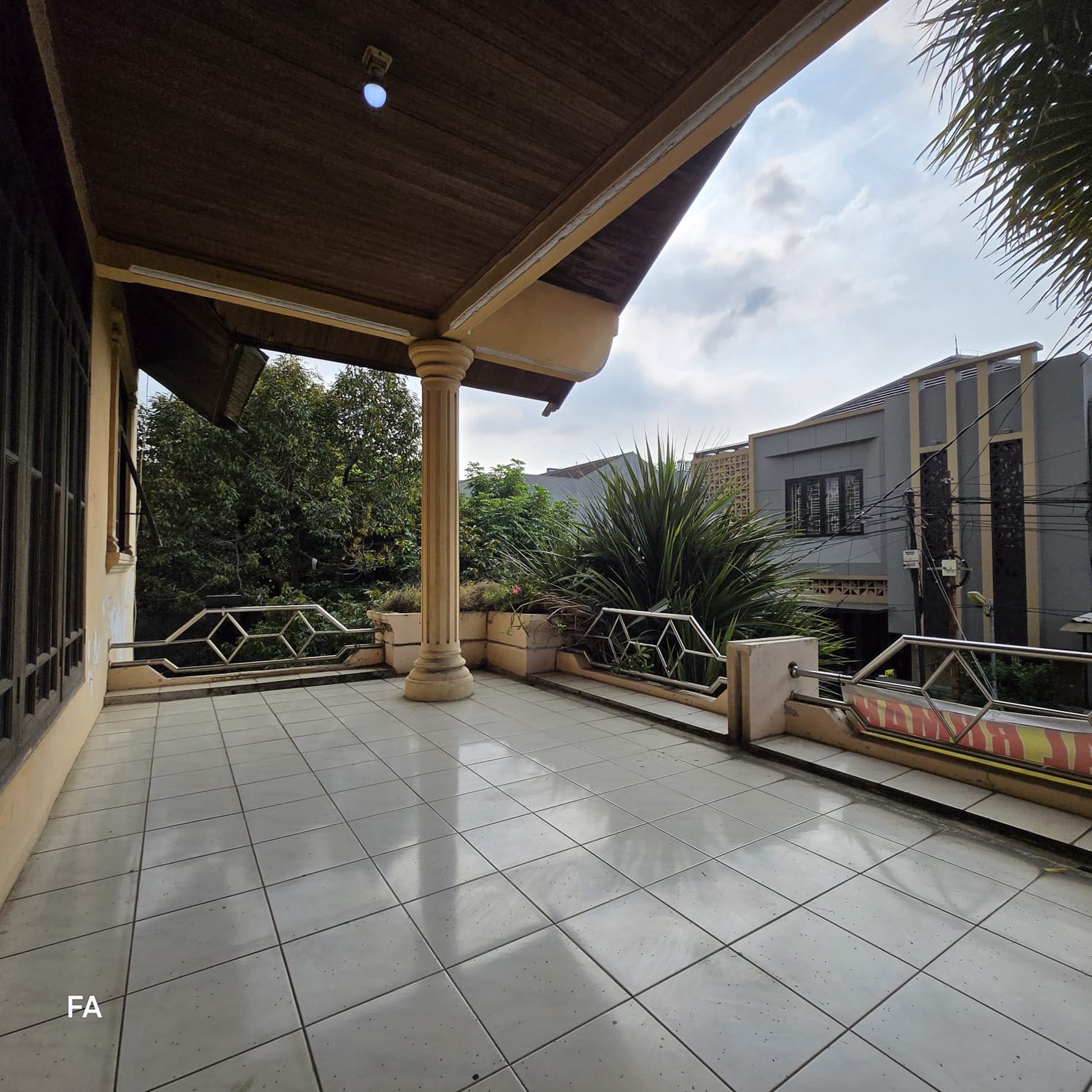Rumah 2 lantai luas 300 m2 di jalan Bima , Kavling Agraria. Karawaci Tanggerang kota