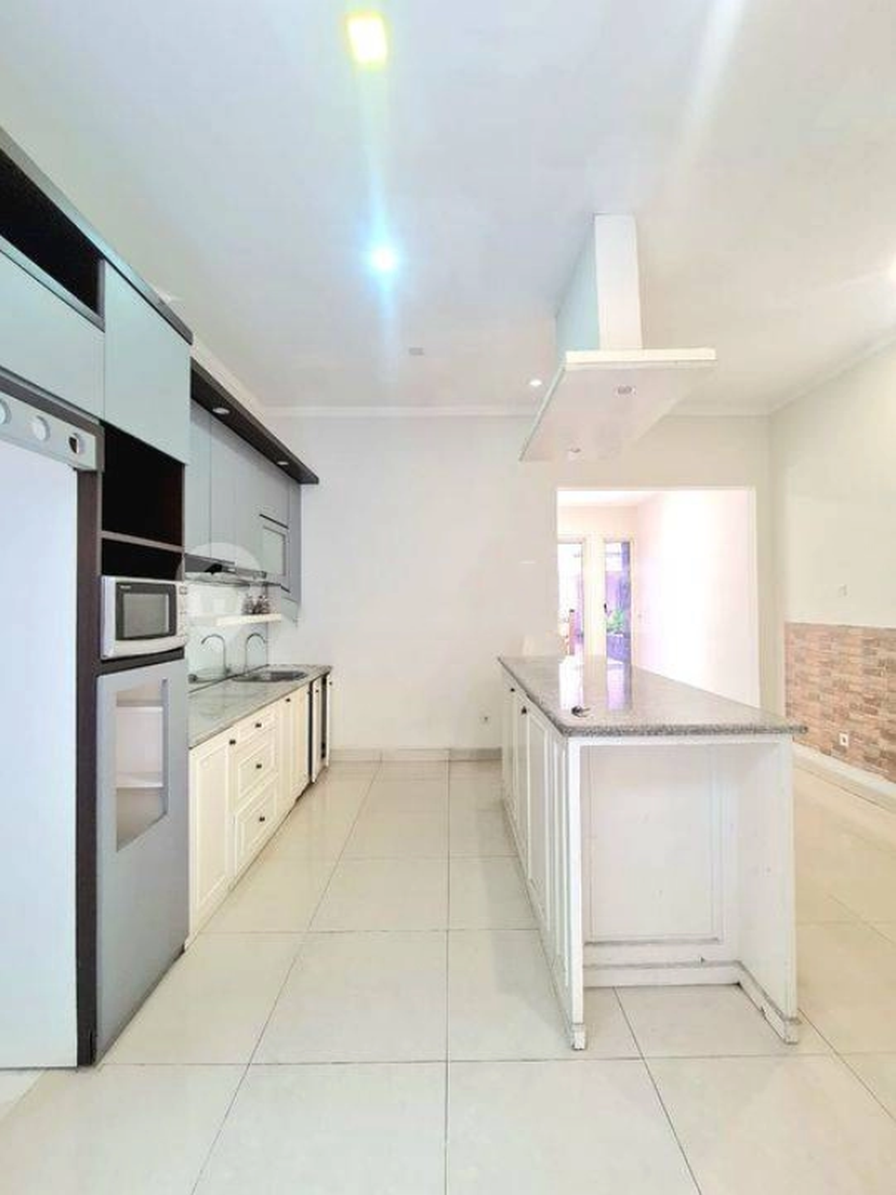 Rumah Murah sdh renov dgn ruang terbuka di Kebayoran Village, Bintaro