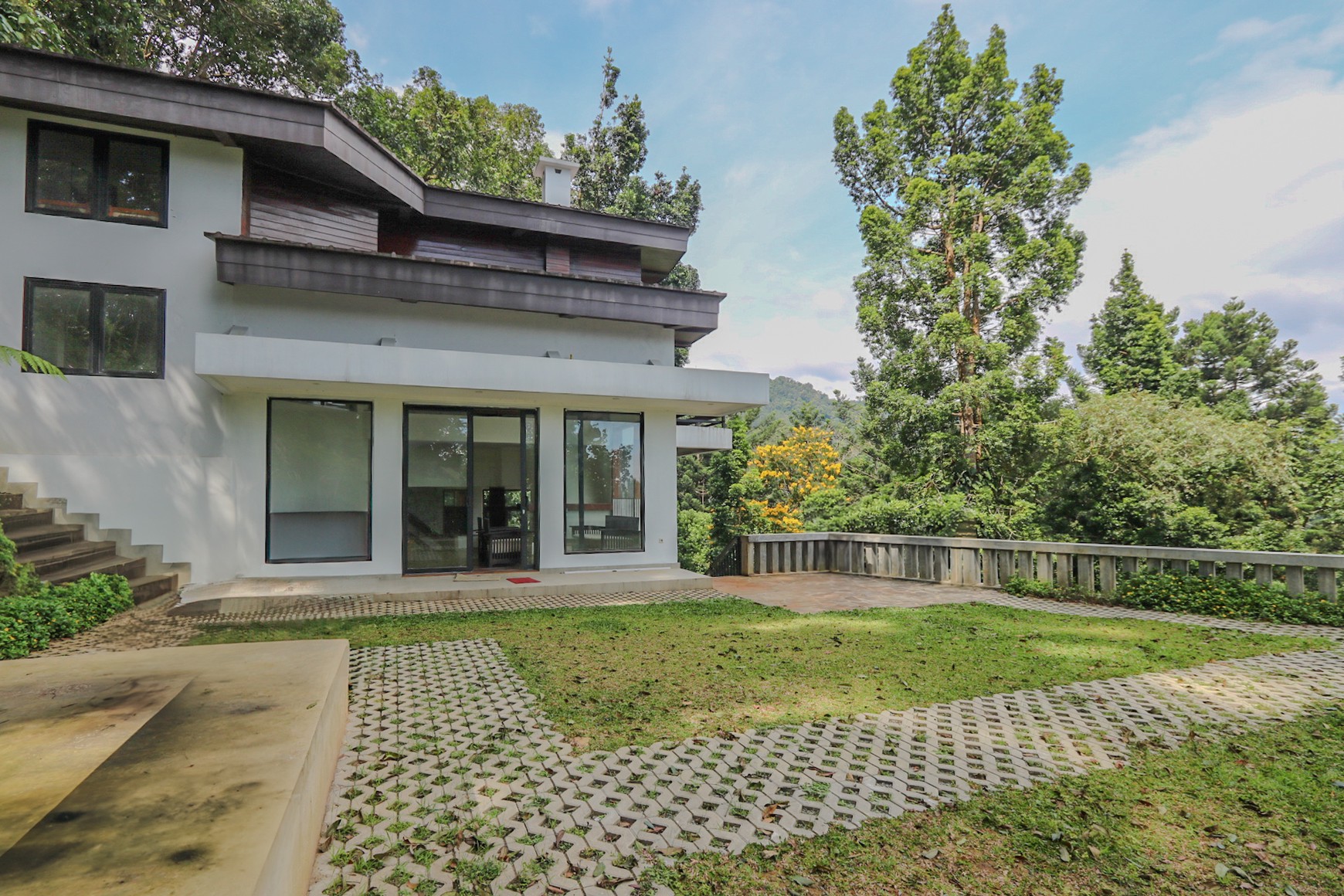 VILLA SIAP HUNI, VIEW TERBAIK DI VILLA MEGA INDAH, MEGA MENDUNG, PUNCAK, AKSES MUDAH DARI SENTUL CITY, BOGOR
