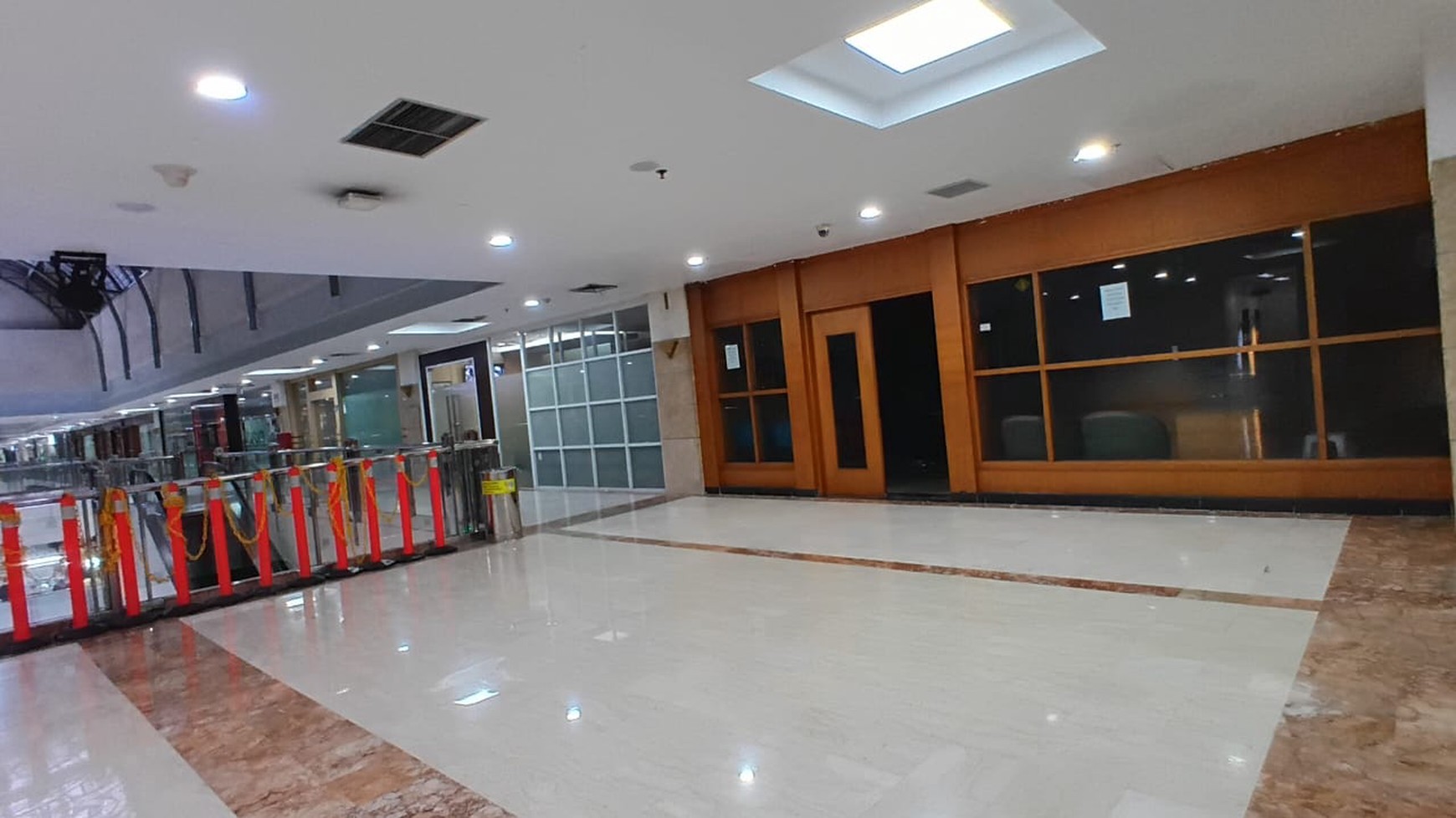 Ruang Usaha Strategis di Mall Ambasador, Lantai 5 - Siap Pakai
