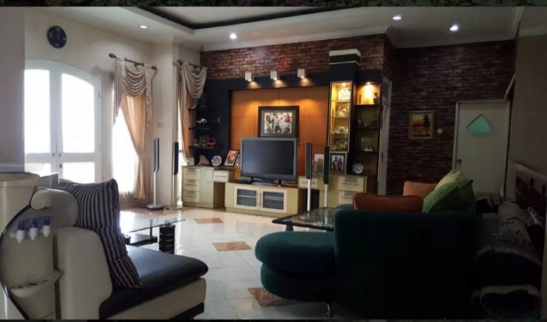 Rumah  Full Furnished nyaman banget, dekat Masjid Agung Al-Akbar Surabaya jl.Raya Taman Indah