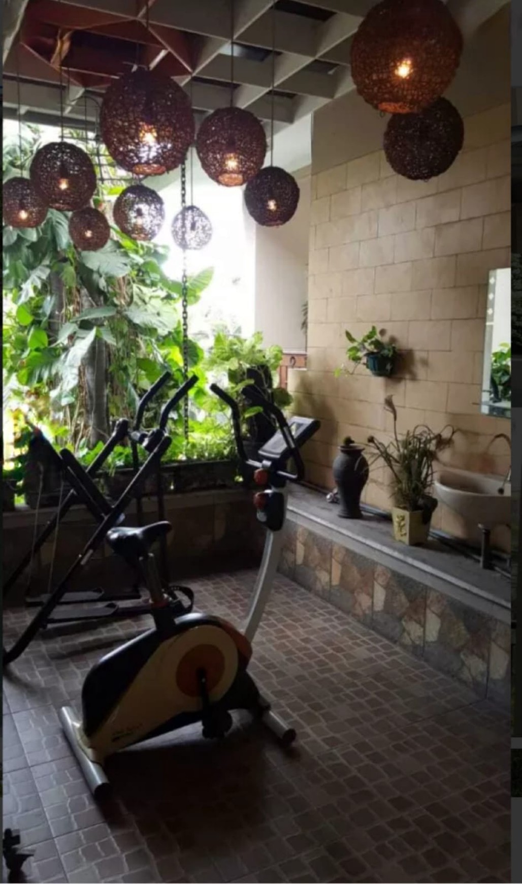 Rumah  Full Furnished nyaman banget, dekat Masjid Agung Al-Akbar Surabaya jl.Raya Taman Indah