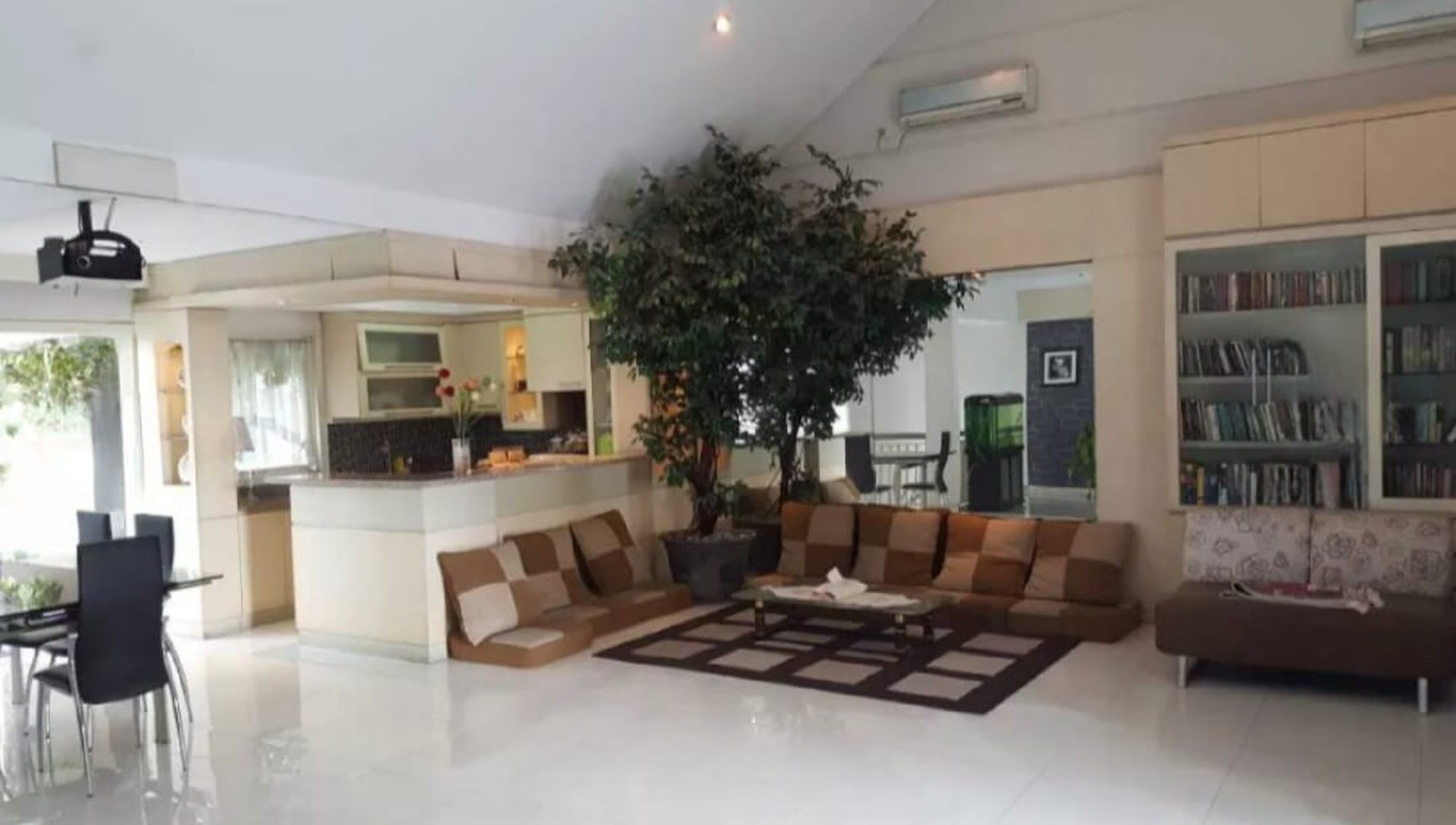 Rumah  Full Furnished nyaman banget, dekat Masjid Agung Al-Akbar Surabaya jl.Raya Taman Indah
