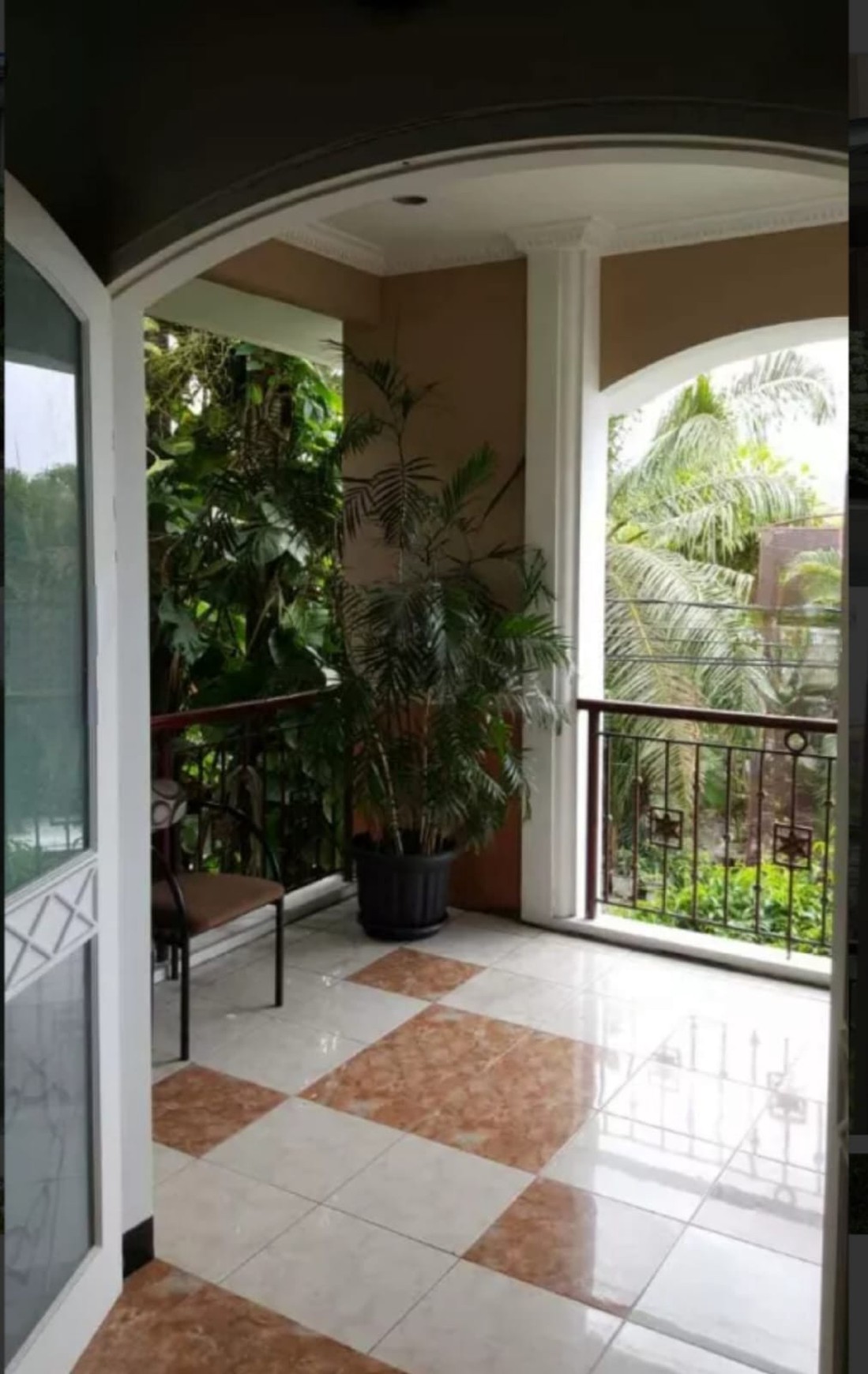 Rumah  Full Furnished nyaman banget, dekat Masjid Agung Al-Akbar Surabaya jl.Raya Taman Indah