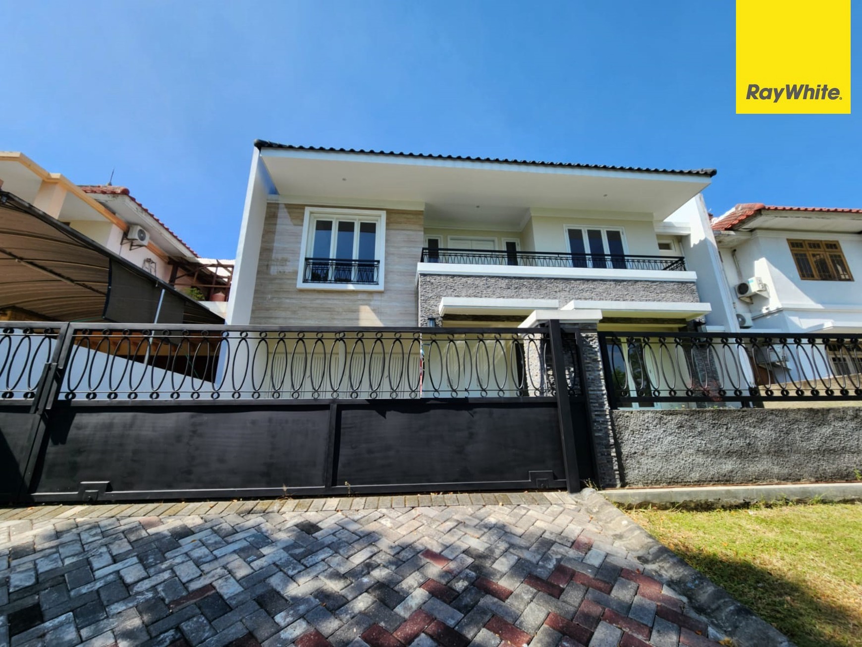 Dijual Rumah SHM di Villa Royal Pakuwon City Surabaya