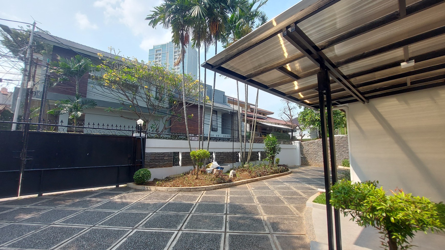 Rumah Super Strategis Dengan Kolam Renang Siap Huni di Kebayoran Baru