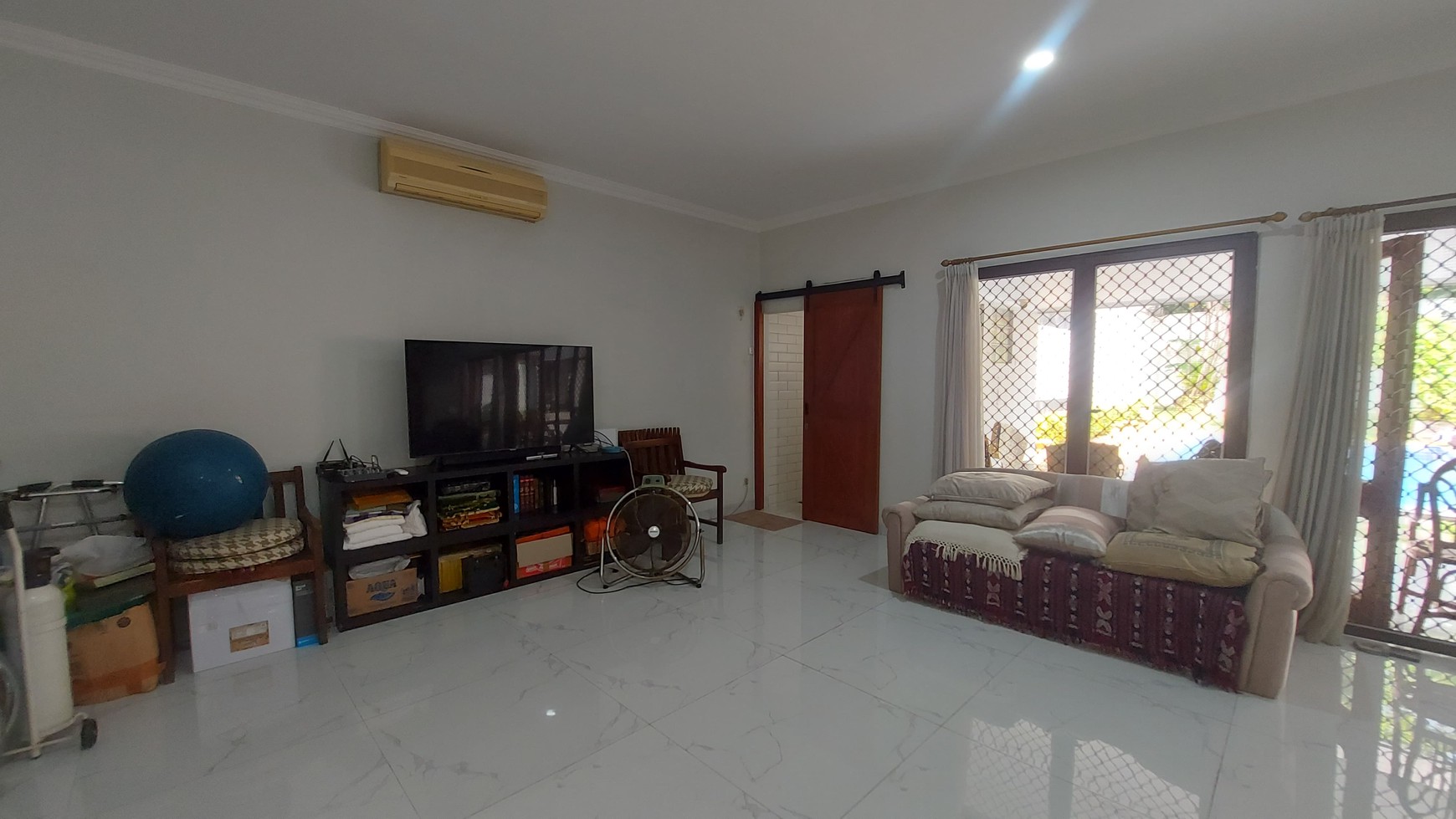 Rumah Super Strategis Dengan Kolam Renang Siap Huni di Kebayoran Baru