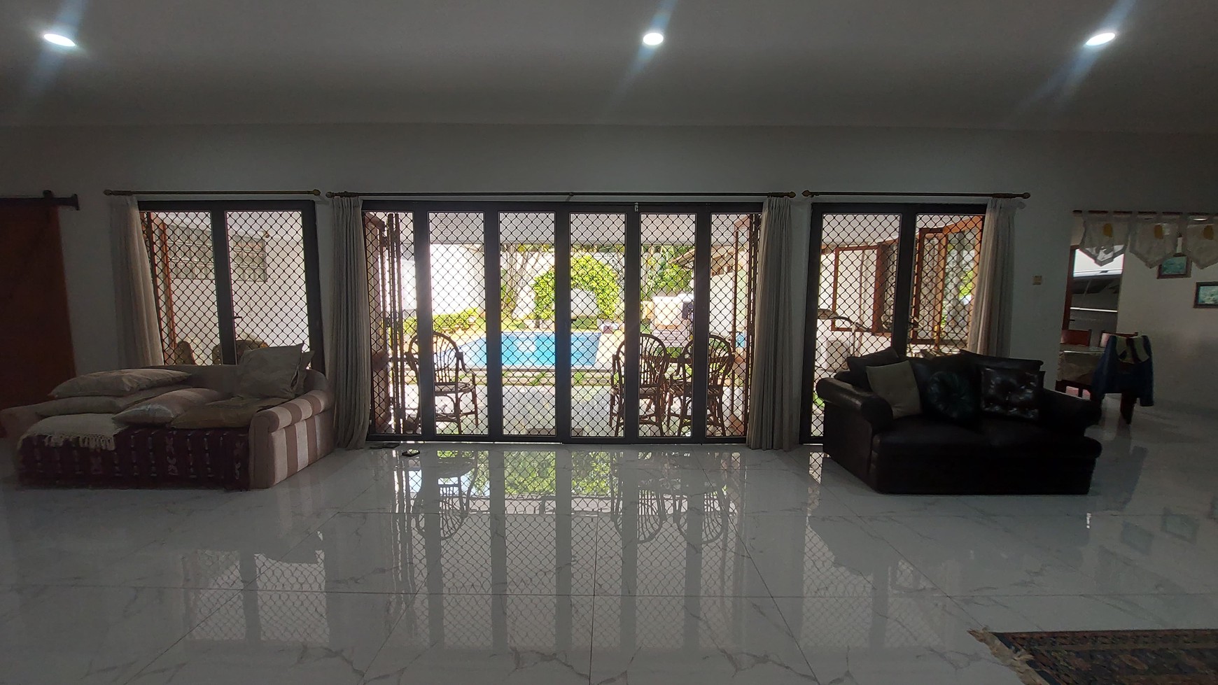 Rumah Super Strategis Dengan Kolam Renang Siap Huni di Kebayoran Baru