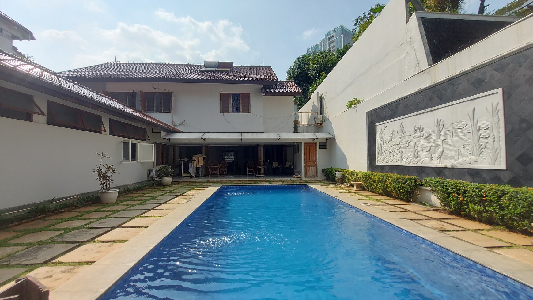 Rumah Super Strategis Dengan Kolam Renang Siap Huni di Kebayoran Baru