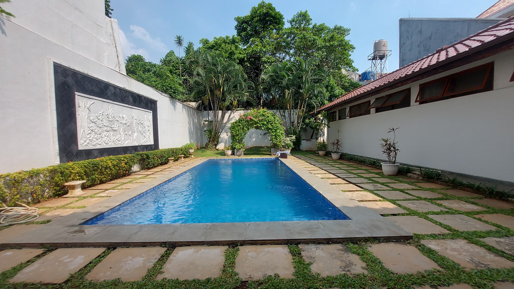 Rumah Super Strategis Dengan Kolam Renang Siap Huni di Kebayoran Baru