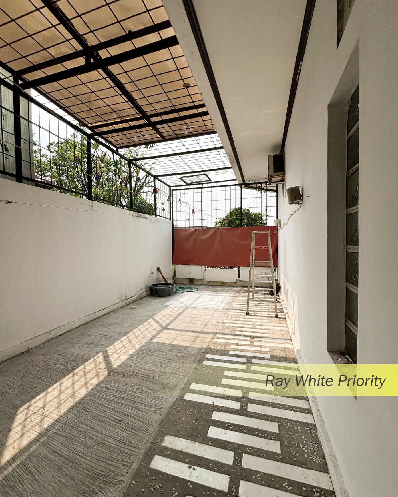 RUMAH MEWAH DI KAWASAN ELITE PONDOK INDAH, JAKARTA SELATAN