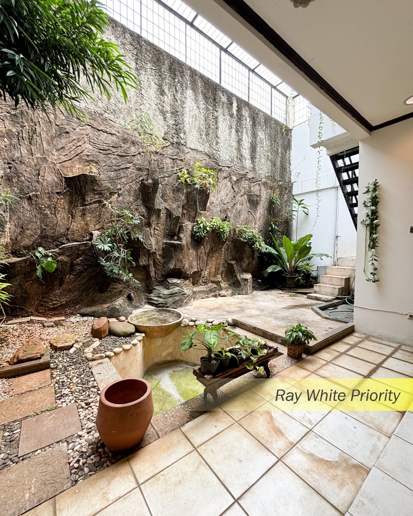RUMAH MEWAH DI KAWASAN ELITE PONDOK INDAH, JAKARTA SELATAN.