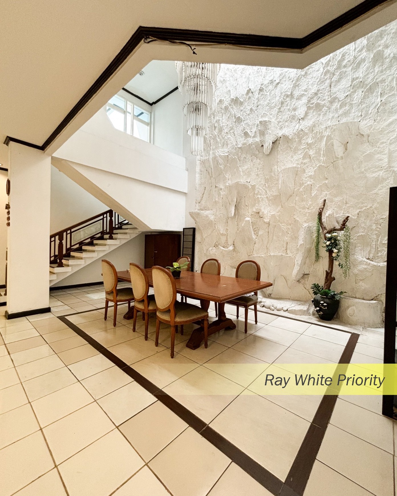 RUMAH MEWAH DI KAWASAN ELITE PONDOK INDAH, JAKARTA SELATAN.