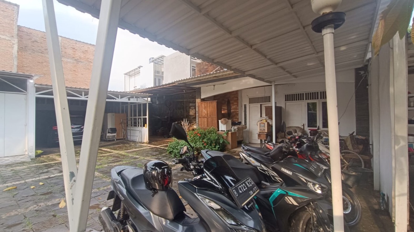 3 Rumah nyaman dan asri dengan halaman yg luas di Jagakarsa, pinggir jalan