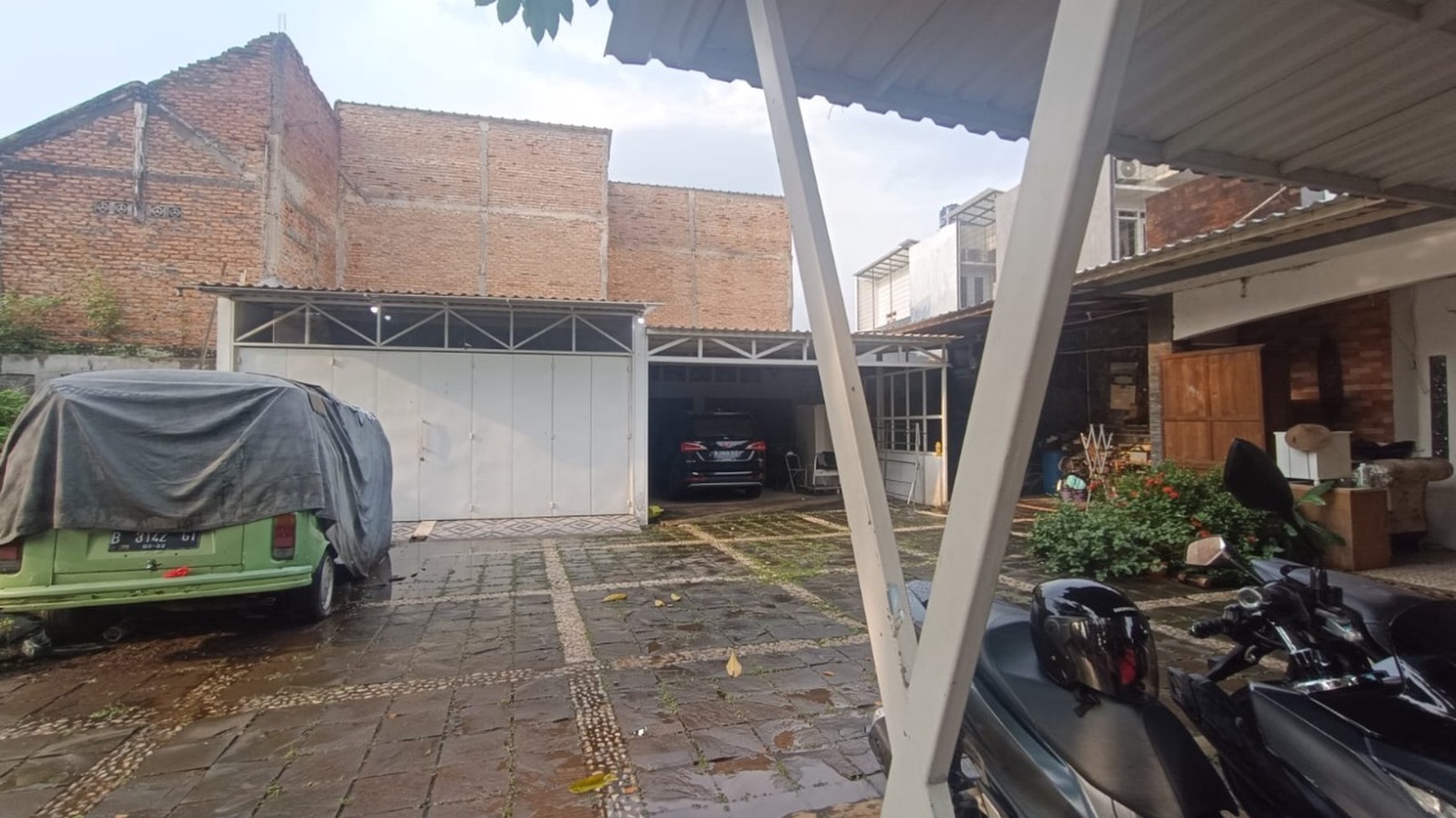 3 Rumah nyaman dan asri dengan halaman yg luas di Jagakarsa, pinggir jalan