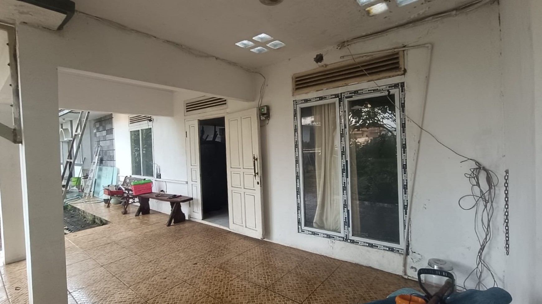 3 Rumah nyaman dan asri dengan halaman yg luas di Jagakarsa, pinggir jalan