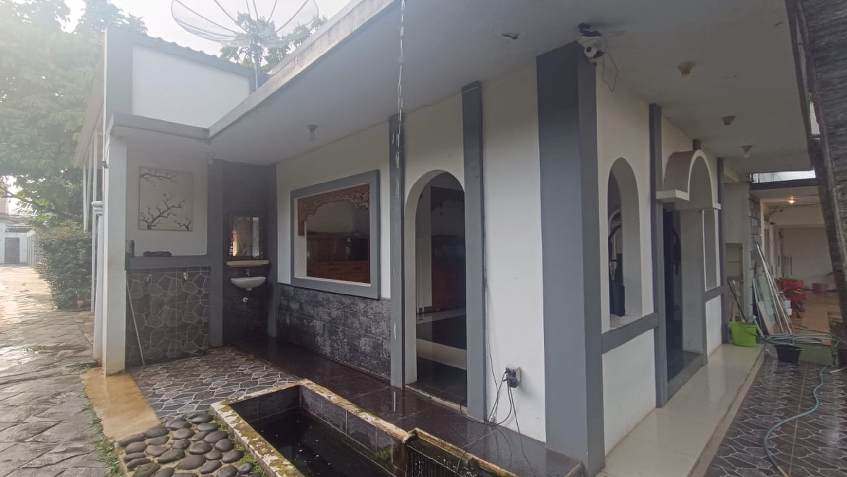 3 Rumah nyaman dan asri dengan halaman yg luas di Jagakarsa, pinggir jalan