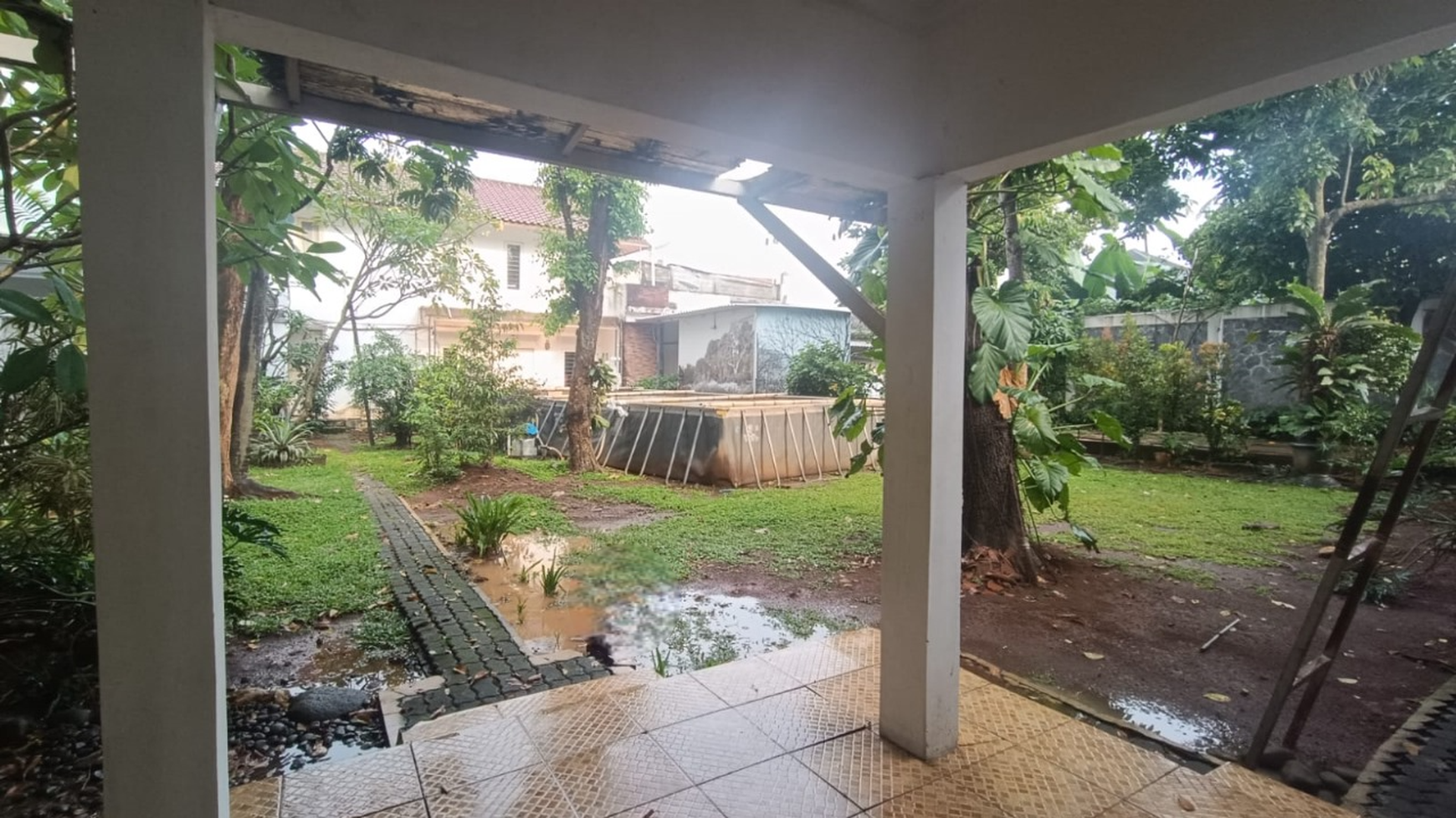3 Rumah nyaman dan asri dengan halaman yg luas di Jagakarsa, pinggir jalan